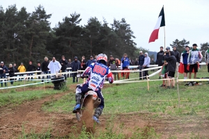 Moto enduro ISDE : show devant sur la spéciale de Retournac