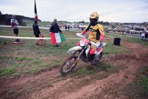 Moto enduro ISDE : show devant sur la spéciale de Retournac