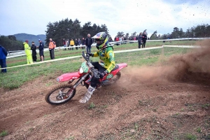 Moto enduro ISDE : show devant sur la spéciale de Retournac