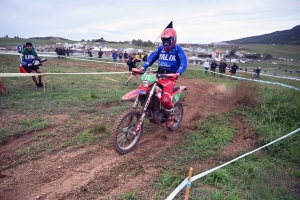 Moto enduro ISDE : show devant sur la spéciale de Retournac