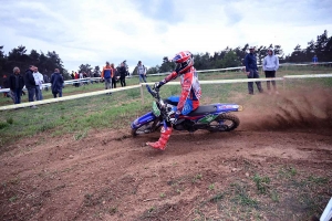 Moto enduro ISDE : show devant sur la spéciale de Retournac