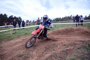 Moto enduro ISDE : show devant sur la spéciale de Retournac