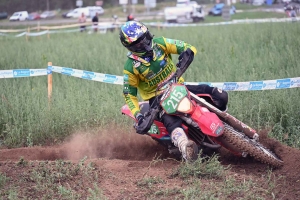 Moto enduro ISDE : show devant sur la spéciale de Retournac