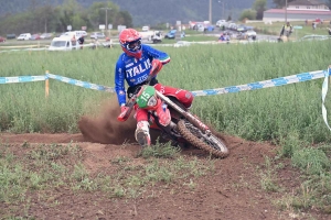 Moto enduro ISDE : show devant sur la spéciale de Retournac