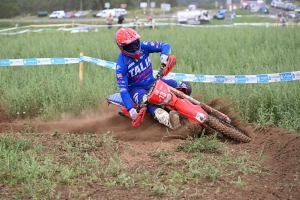 Moto enduro ISDE : show devant sur la spéciale de Retournac