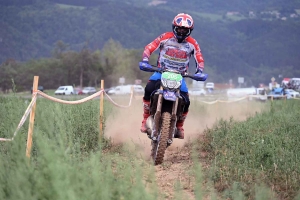 Moto enduro ISDE : show devant sur la spéciale de Retournac