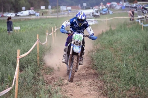 Moto enduro ISDE : show devant sur la spéciale de Retournac