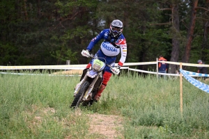 Moto enduro ISDE : show devant sur la spéciale de Retournac