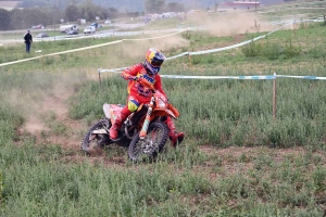 Moto enduro ISDE : show devant sur la spéciale de Retournac