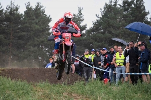 Moto enduro ISDE : show devant sur la spéciale de Retournac