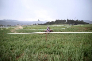 Moto enduro ISDE : show devant sur la spéciale de Retournac