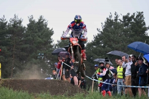 Moto enduro ISDE : show devant sur la spéciale de Retournac