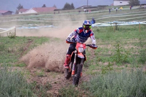 Moto enduro ISDE : show devant sur la spéciale de Retournac