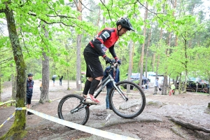 Saint-Maurice-de-Lignon : un show mouillé sur la compétition de VTT trial