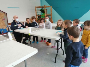 Montfaucon-en-Velay : les écoliers de Saint-Joseph apprennent à jouer au ping-pong