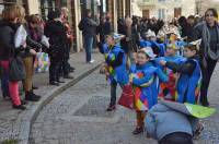 Au passage, des confettis sont lancés sur les spectateurs.