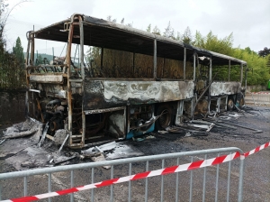 Un car de ramassage scolaire brûlé à Aurec-sur-Loire
