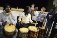 Les écoliers apprennent des danses africaines avec Doni Doni (vidéo)