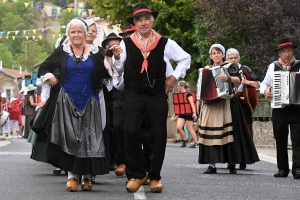 Beaux : 8 chars ont participé au défilé de la fête patronale (vidéo)