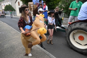 Beaux : 8 chars ont participé au défilé de la fête patronale (vidéo)