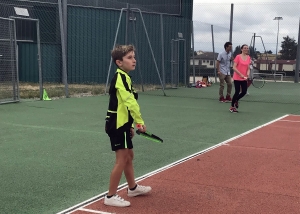 Une initiation tennis dominicale sous des températures idéales à Montfaucon