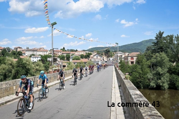 Le peloton passera de nouveau à Retournac. Crédit ASO/Billy Ceusters||