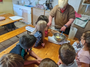 Saint-Maurice-de-Lignon : les CP-CE1 de l&#039;école publique dans une ferme pédagogique