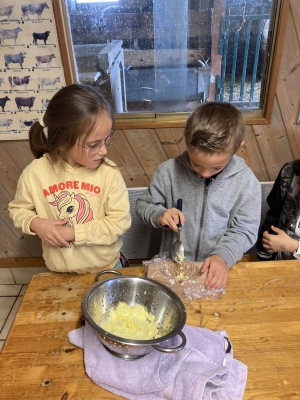 Saint-Maurice-de-Lignon : les CP-CE1 de l&#039;école publique dans une ferme pédagogique