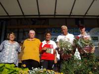 Supranational de pétanque : les finalistes embrassent Fanny au Puy-en-Velay