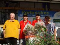 Supranational de pétanque : les finalistes embrassent Fanny au Puy-en-Velay