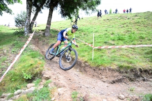 Montfaucon-en-Velay : 80 jeunes vététistes assurent le spectacle en trial et cross-country (vidéo)