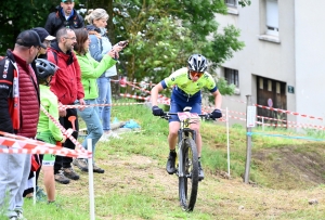 Montfaucon-en-Velay : 80 jeunes vététistes assurent le spectacle en trial et cross-country (vidéo)