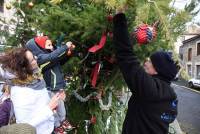 Montfaucon-en-Velay : les enfants ont décoré le grand sapin de Noël