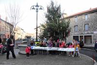 Montfaucon-en-Velay : les enfants ont décoré le grand sapin de Noël