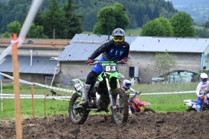 Le mobcross d&#039;Araules fait voler la terre et la poussière