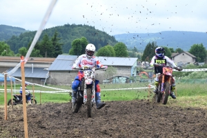 Le mobcross d&#039;Araules fait voler la terre et la poussière