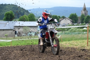 Le mobcross d&#039;Araules fait voler la terre et la poussière