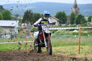 Le mobcross d&#039;Araules fait voler la terre et la poussière