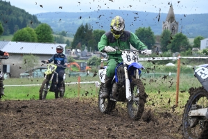 Le mobcross d&#039;Araules fait voler la terre et la poussière