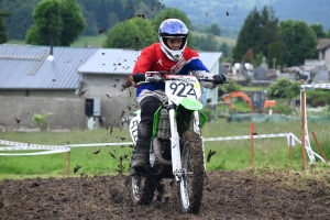 Le mobcross d&#039;Araules fait voler la terre et la poussière