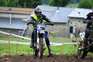 Le mobcross d&#039;Araules fait voler la terre et la poussière