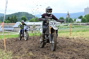 Le mobcross d&#039;Araules fait voler la terre et la poussière