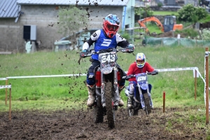 Le mobcross d&#039;Araules fait voler la terre et la poussière