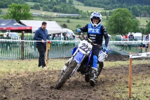 Le mobcross d&#039;Araules fait voler la terre et la poussière