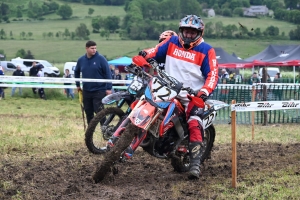 Le mobcross d&#039;Araules fait voler la terre et la poussière