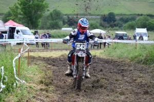 Le mobcross d&#039;Araules fait voler la terre et la poussière