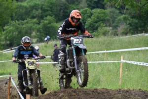 Le mobcross d&#039;Araules fait voler la terre et la poussière