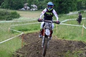 Le mobcross d&#039;Araules fait voler la terre et la poussière