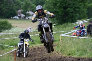 Le mobcross d&#039;Araules fait voler la terre et la poussière