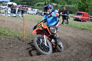 Le mobcross d&#039;Araules fait voler la terre et la poussière